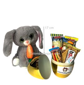 Conejo de Pascua con Huevo dorado de pascua lleno de dulces y chocolates. En la pascua el Huevo simboliza la continuidad del ciclo de la vida (por su forma ovalada). Envíos a toda Colombia