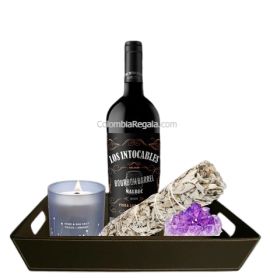 Set Misterio y Confort: elegante contenedor decorativo con vino argentino, vela aromatizada, salvia californiana y cuarzo amatista, ideal para transmutar energías y limpiar espacios, disponible para entrega en Colombia