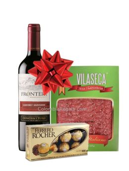 Sorprende a tus clientes, colaboradores o seres queridos con este elegante set gourmet en lote de 12 unidades. Incluye vino Cabernet Sauvignon Frontera, curados de Vilaseca y chocolates Ferrero Rocher, con empaque de lujo, tarjeta personalizada y entrega